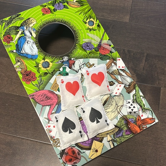 Down the rabbit Hole - Alice in Wonderland throwing game - Picture 1 of 11